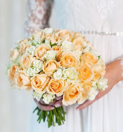 Dus og tett brudebukett i hvitt og fersken Dus og tett brudebukett i hvitt og fersken